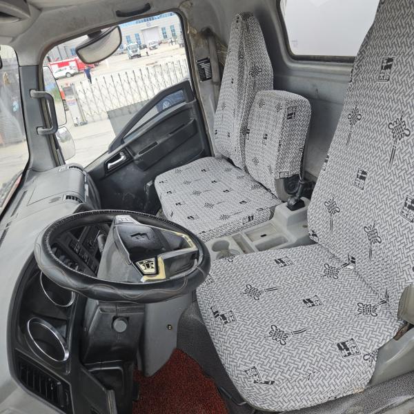 Sinotruk Howo 4x2 camión de rociador de agua duradero y cómodo para aplicaciones industriales y control de polvo