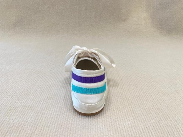 Women flat satin sneakers with color bars and breathable with lace shoelace
