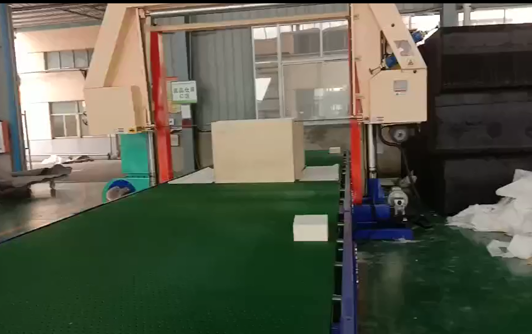 CNC пенообразовательная губка ЭВА ломки резатель высокоскоростной мягкой ленты конвейера всасывание