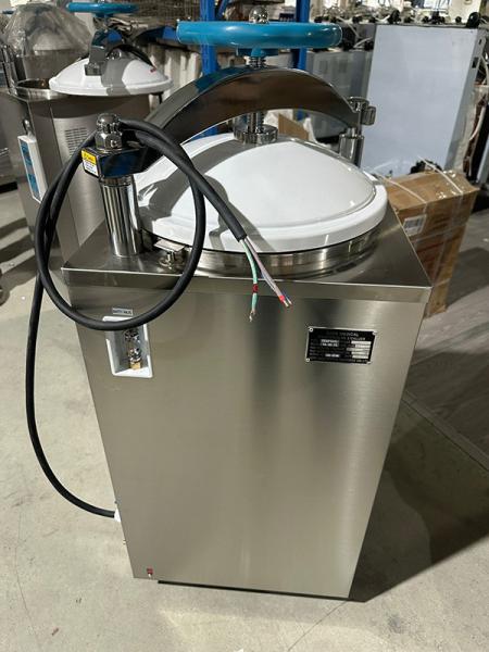 100L Convenient Operation Hand Wheel Autoclave Vertical Price