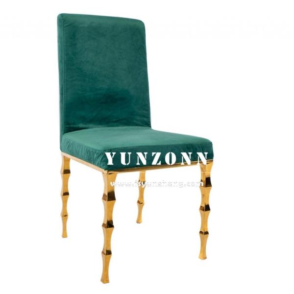 Une élégante chaise de banquet en velours noir avec des jambes en bambou