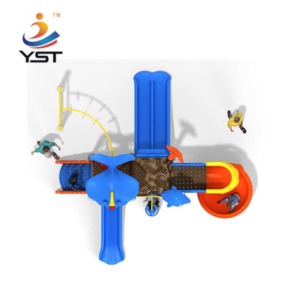 O equipamento exterior do campo de jogos do parque da água, crianças molha o equipamento do parque