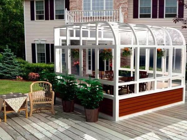 Casas de vidro de alumínio transparentes e vidro moderno com luz natural abundante