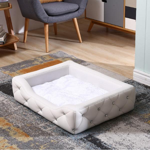 Большая кожаная кровать кота выслеживает крытые поднятые кресла кресел для отдыха