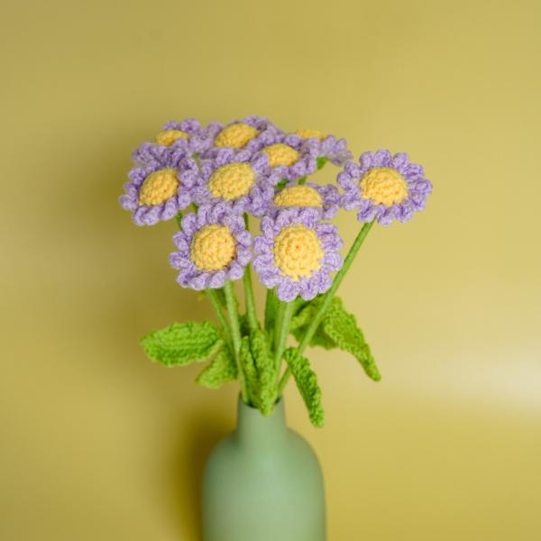 Bouquet de flores de margarita de crochet hecho a mano