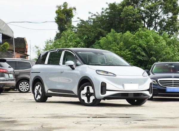 Experimente a conveniência do veículo MPV elétrico 2024 Arcfox Kao la com assento de segurança infantil