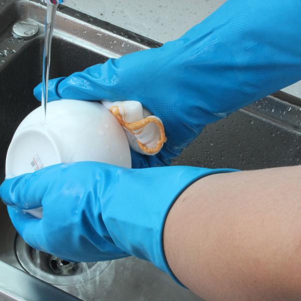 Rebanho longo azul as luvas de borracha alinhadas deslizam a resistência para a limpeza home