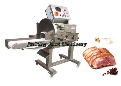 A máquina de processamento cozinhada da carne, carne que corta a máquina de corte com ordenadamente descarrega-se