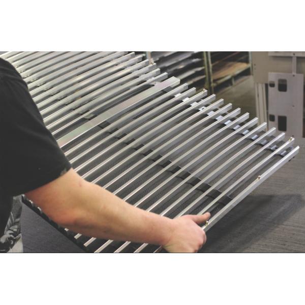 El rosa anodizó perfiles de aluminio estándar de la protuberancia con la perforación y golpear ligeramente del CNC