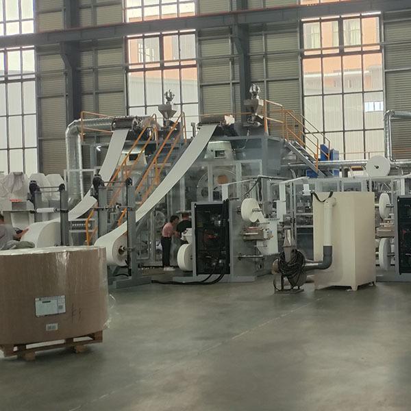 Machines de fabrication de couches pour adultes à fonctionnement entièrement automatique avec machine à emballer