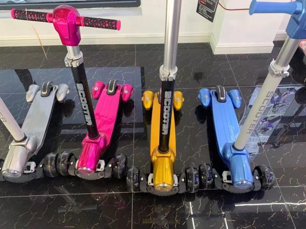 Crianças de 3 a 17 anos de idade Scooter de 3 rodas com freio traseiro Alta durabilidade