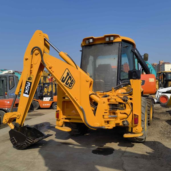 JCB 3CX chargée à l'excavatrice 6.07t