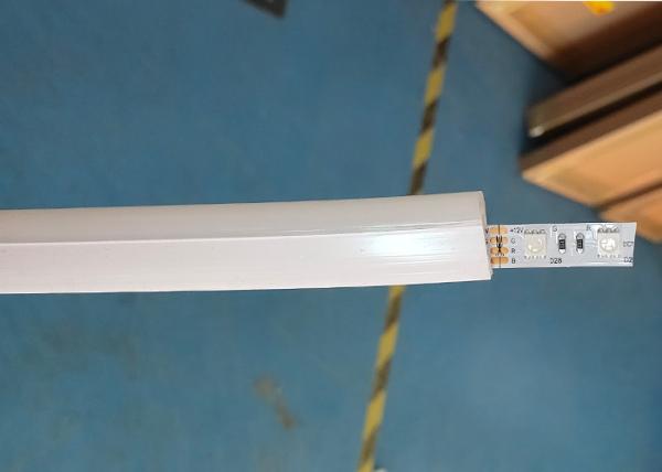 Le club/salle de bains a mené la lumière de câble de RVB, tube flexible au néon changeant de couleur