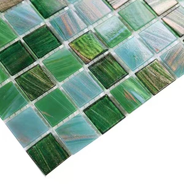 Telhas de mosaico de vidro verdes do estilo retro clássico com linha telhas do ouro da parede do fundo do toalete do banheiro