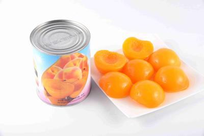Pêssegos de colocação em latas da bola dourada da carne, preservando pêssegos em uns frascos antienvelhecimento