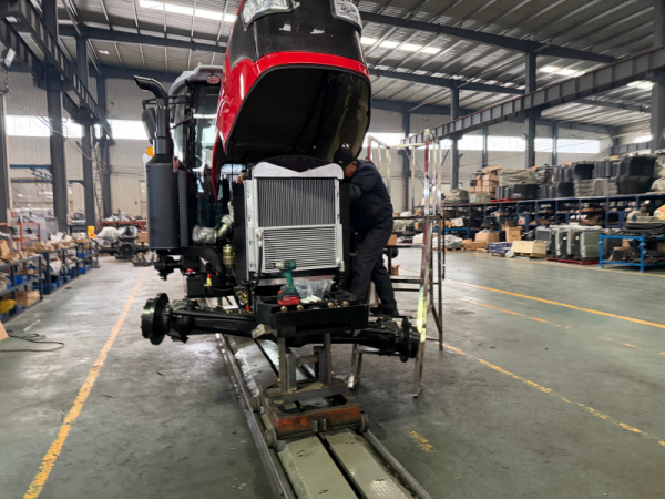 Four Wheel Farm Tractor with Hydraulic Implement Control Export Package for Field Cultivation and Implement Support