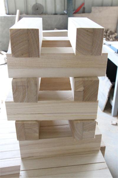 Poplar Solid Timber Board Moisture Content 8%-12% With Length 100mm-2440mm