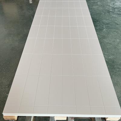 Instalación de adhesivo y clic lateral largo Revestimiento de PVC para una textura de pizarra de onda sin costura