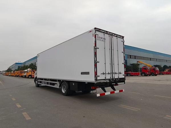 Dongfeng KR Cummins Engine Refrigerator Truck / Refrigerated Freezer Van Truck