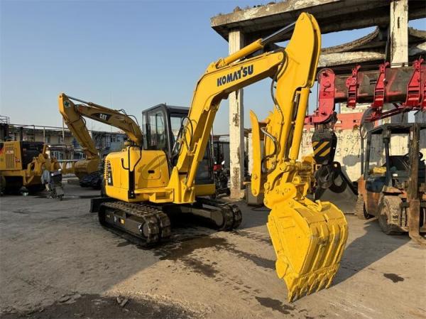 Excavadora Komatsu PC56 Crawler com capacidade de balde de 0,22m3 e peso operacional de 5300KG