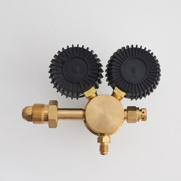 Regulador de soldadura de dióxido de carbono seguro con estructura de seguridad y regulación de voltaje