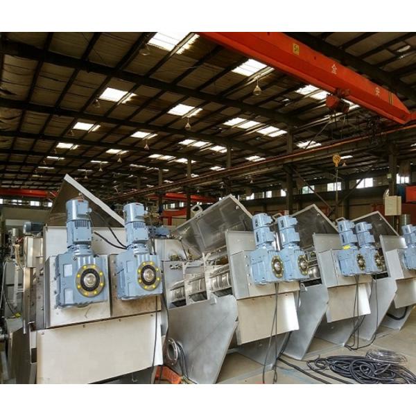 500L/H Tratamiento de agua Deshidratador de lodos Prensa de tornillo con sistema de dosificación automática
