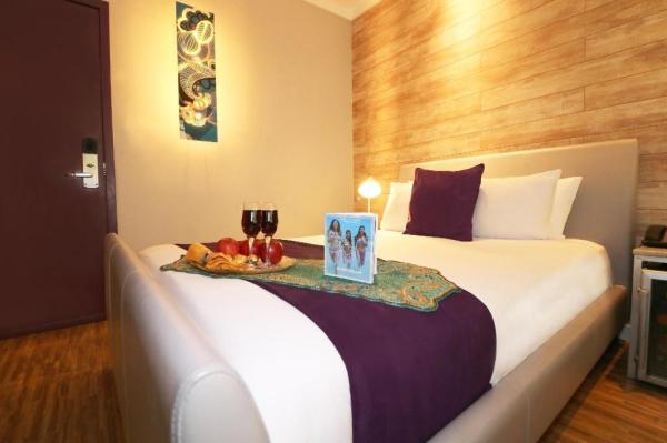 Indonesia hotel manufactuer guestroom leather bed with Chaise sofa and wood wall panel decoration