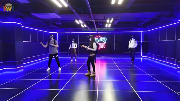 Jeu VR XR en arène avec plateformes de mouvement et effets spéciaux