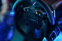 O simulador Simul do carro de competência da movimentação do volante faz sinal para o jogo do PC