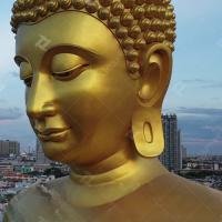 Sculpture en bronze Bouddha peint en or