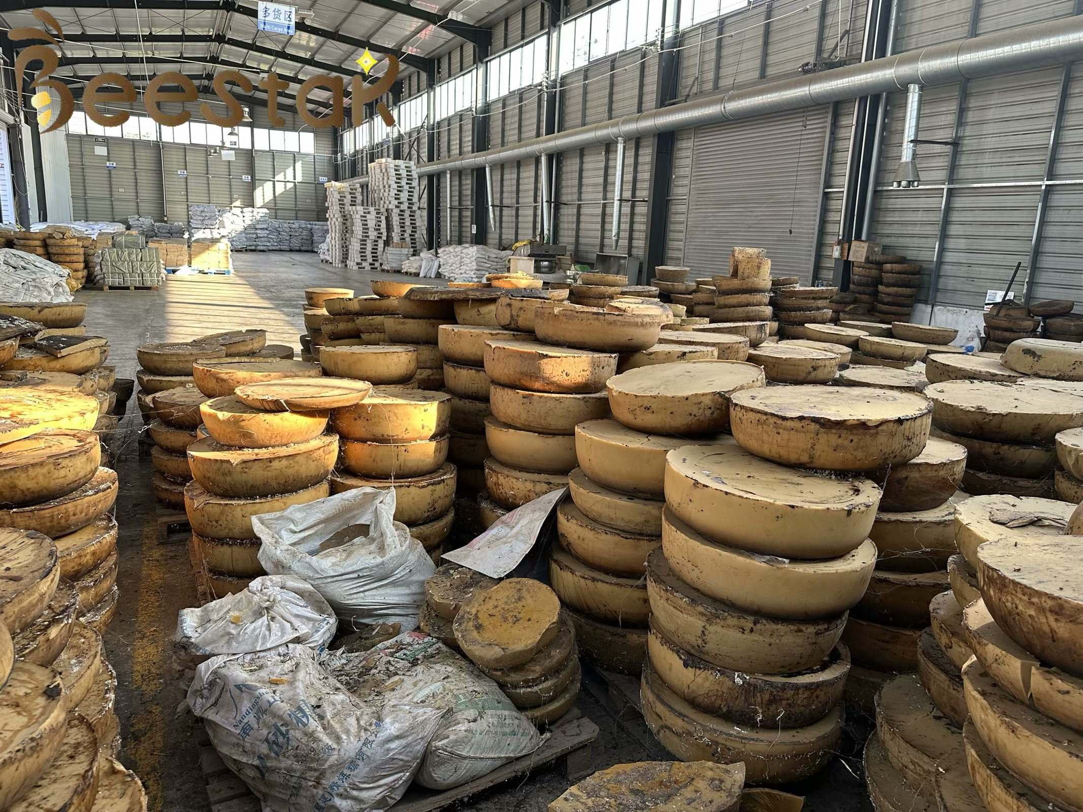 Pure Natural Beeswax Unprocessed Raw Crude Grade Food Cosmetic Grade with Melting Point 62~67℃