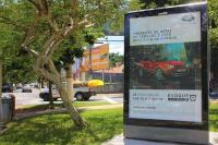 Signage digital exterior 49 do brilho eficaz na redução de custos da polegada 2500nits para a estação de ônibus