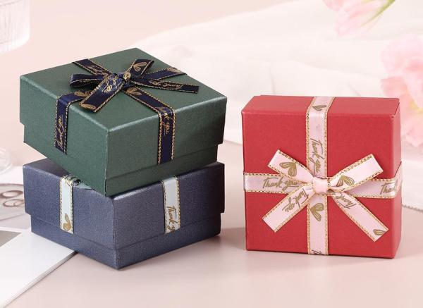Custom Rigid Jewelry Gift Box With Rose Decoration For Love Themed Gifts