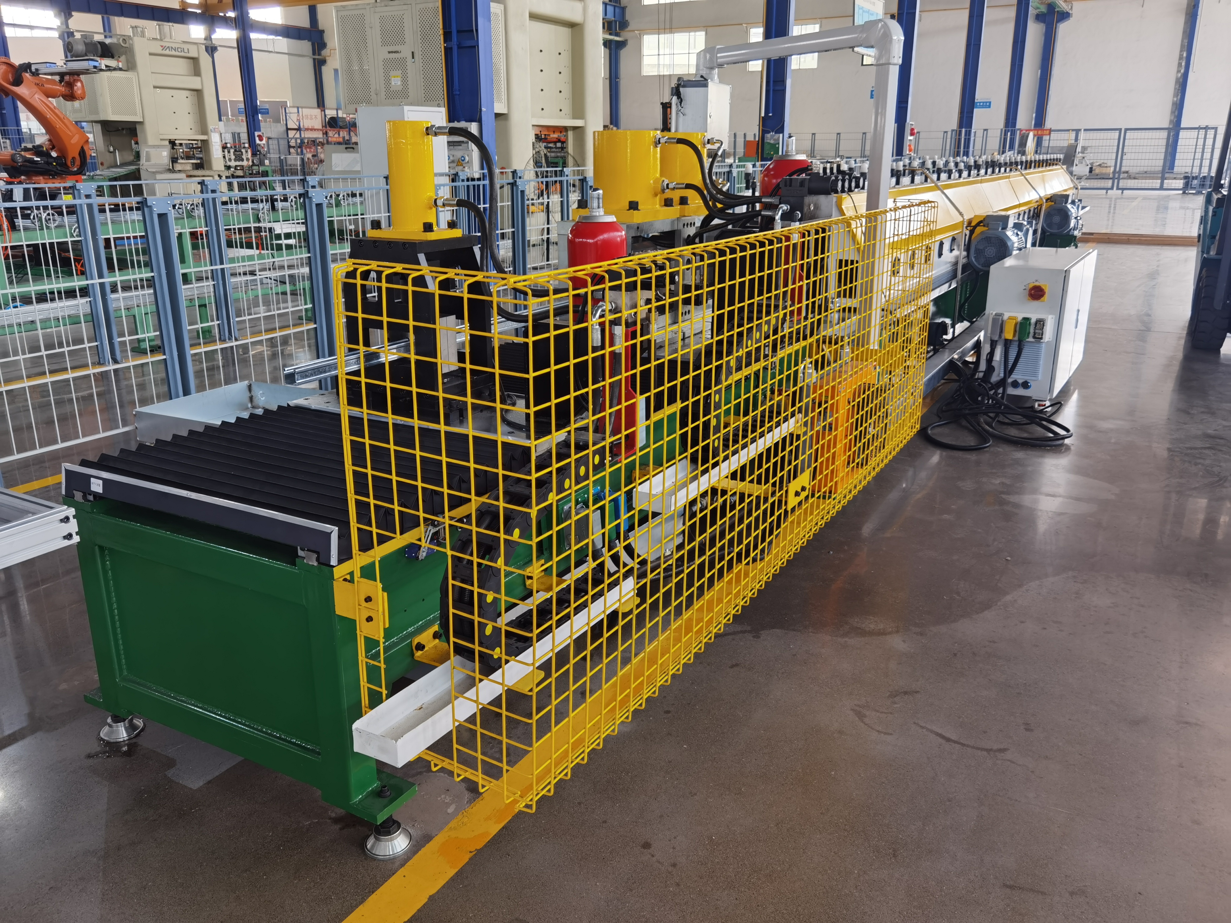 1.5-2.5mm Stainless Steel Unslotted & Slotted C Uni Solar Strut Roll Forming Machine With Servo Following Cutting And Punching