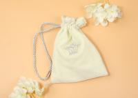 Pequeña bolsa del regalo del terciopelo de la franela del color blanco con las cuerdas del lazo con la hebilla del metal