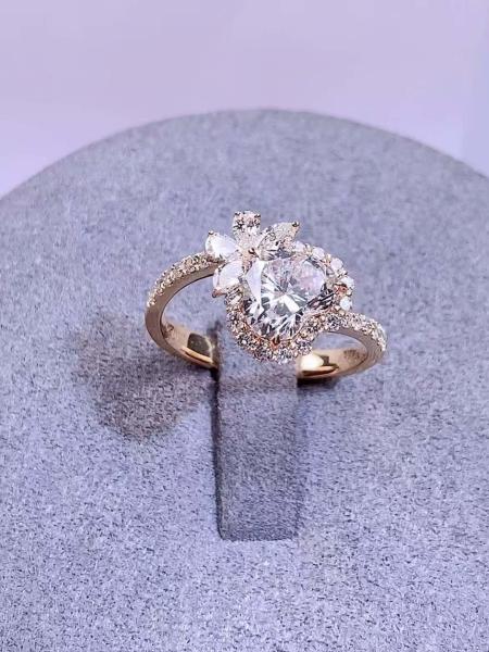 Flor en forma de corazón 1.2ct Anillo de diamante creado en laboratorio 18K Oro AU750