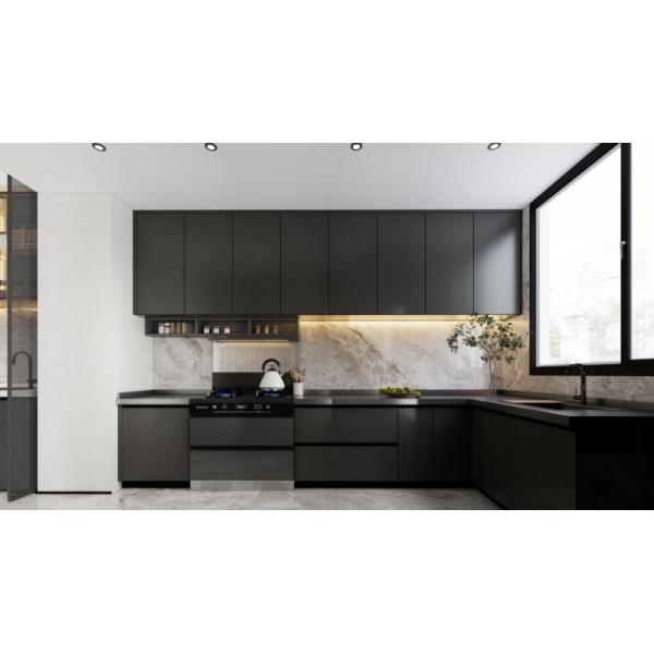 Unités de cuisine en forme de U avec une finition noire mate et un comptoir en acier inoxydable foncé