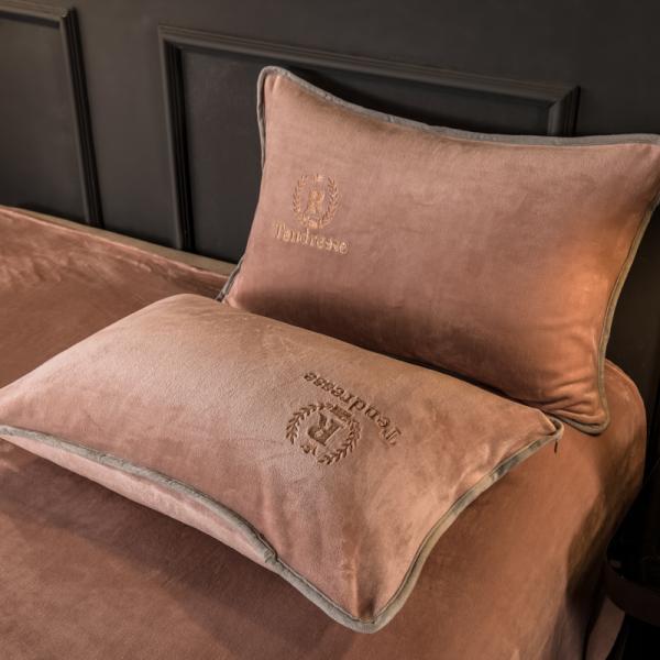 Home Grade Grade A Customized Solid Milk Velvet Embroidery Bonded Four Piece Set