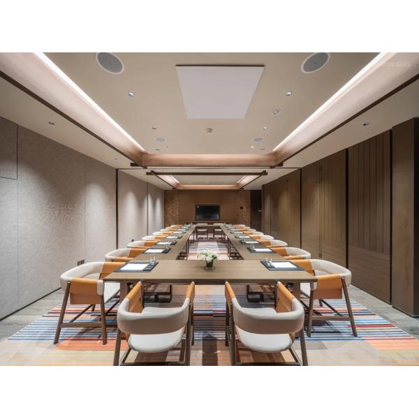 Мебель гостиничного зала заседаний с длинным столом и креслом из массивного дерева