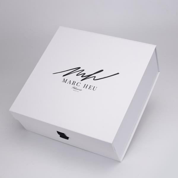 Folding Magnetic 185g fancy paper White Packaging Box For Apparel