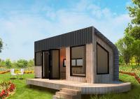 Une petite maison préfabriquée sur roues. Un cadre modulaire en acier léger avec un système de cadrage.