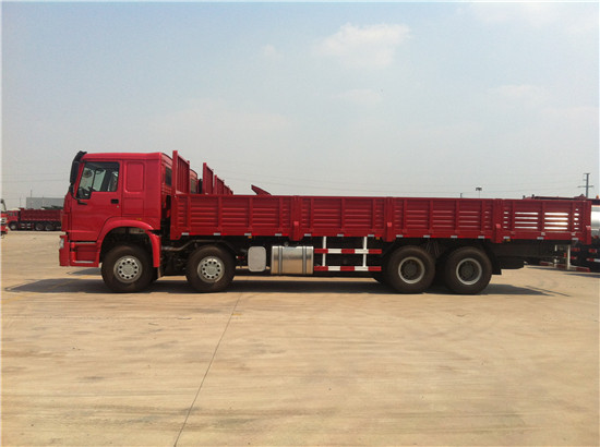 Manual Transmission Howo Cargo Truck 8x4 Euro 2 Emission 371hp Engine ZZ1317N3867A