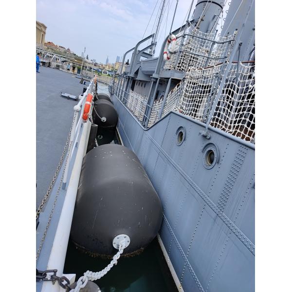 艦対艦の停泊のための浮遊泡が充填されたフェンダー
