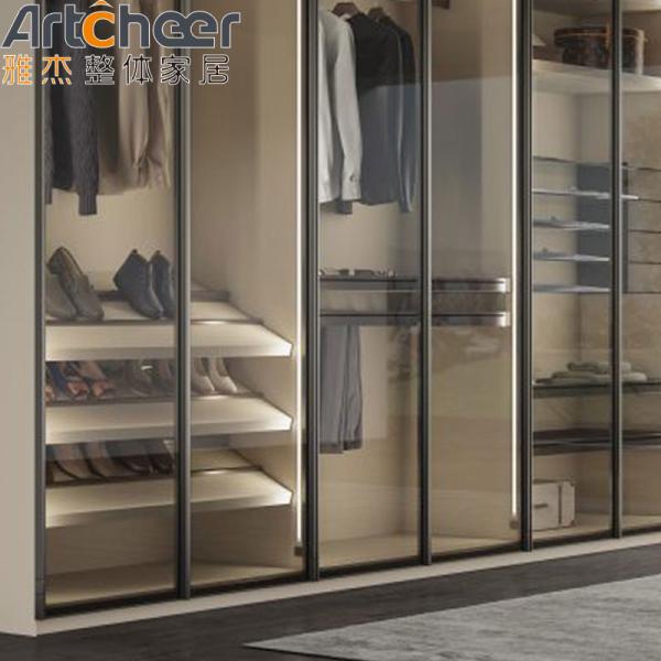 Алюминиевый профиль в гардеробе идеальный выбор для дизайна современной мебели в спальне