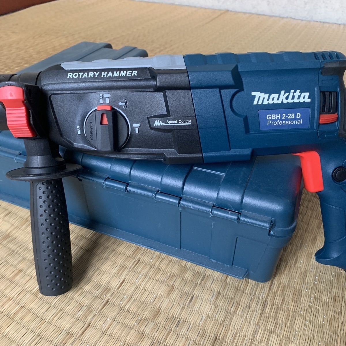 Makita 28D Corded Rotary Hammer Drill with SDS-PLUS Chuck Brush Motor 30mm Max Drilling Diameter 0-1,300 RPM No-Load Speed