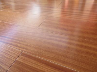 L'Africain exotique Afrormosia a machiné le plancher en bois avec le finissage UV de laque
