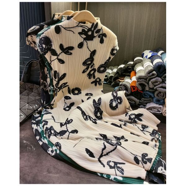 High End Three House Style Standing Neck Short Sleeved Printed Pleated Dress with a Slit at the Hem, Women's Summer New Style