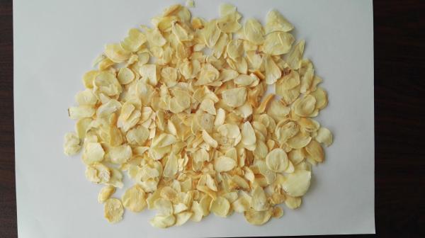 2017 new crops  AD garlic flakes with root best price and good quality garlic slices