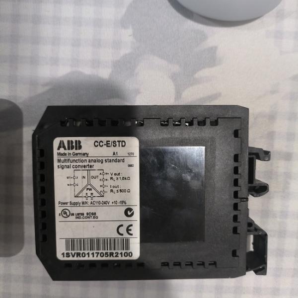 El módulo de conversión de señales de la ABB 1SVR011705R2100 CC-E/STD Univers V/I / V/I 110-240VAC