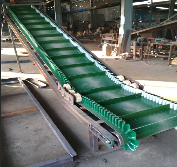 Green 2 Ply Inclined Conveyor Belt with 1200mm Bandwidth for High Angle Transport